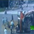 شاهد إنقلاب شاحنة مما يتسبب في سحق المارة