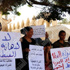 مسيحيات يتظاهرن ضد قرار الأنبا بيشوي بالإقتداء بملابس المسلمات “المحتشمة”