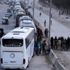 وصول قافلة تقل 400 طفل وامرأة من مخيم اليرموك إلى إدلب شمالي سوريا