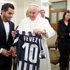 تيفيز يلتقي بابا الفاتيكان ويهديه قميصه