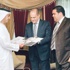 سيف بن زايد يتسلم نسخة من كتاب "لاندروفر"