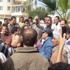 محتجون يمنعون العاملين من دخول المنطقة الأزهرية محتجون يمنعون العاملين من دخول المنطقة الأزهرية