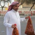 صور/ الجراد وجبة مفضلة للشباب السعودي صور/ الجراد وجبة مفضلة للشباب السعودي