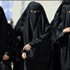 مجموعة نساء يضربن شاباً تخفى بزي امرأة في مقهى بتبوك