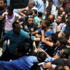 فيديو-اشتباكات بين متظاهرين ومجهولين بالمحلة